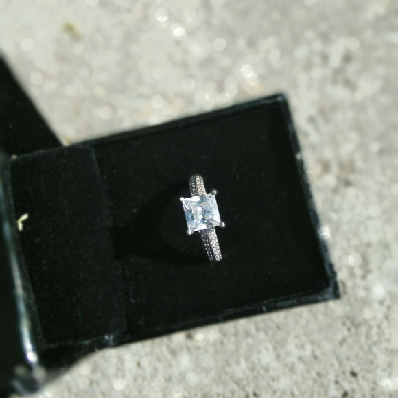 Moissanite - Picture 3 of 8
